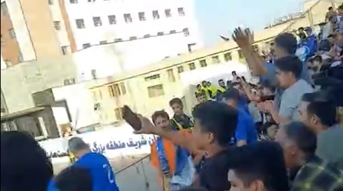 شعار استقلالی‌ها علیه علیرضا بیرانوند!