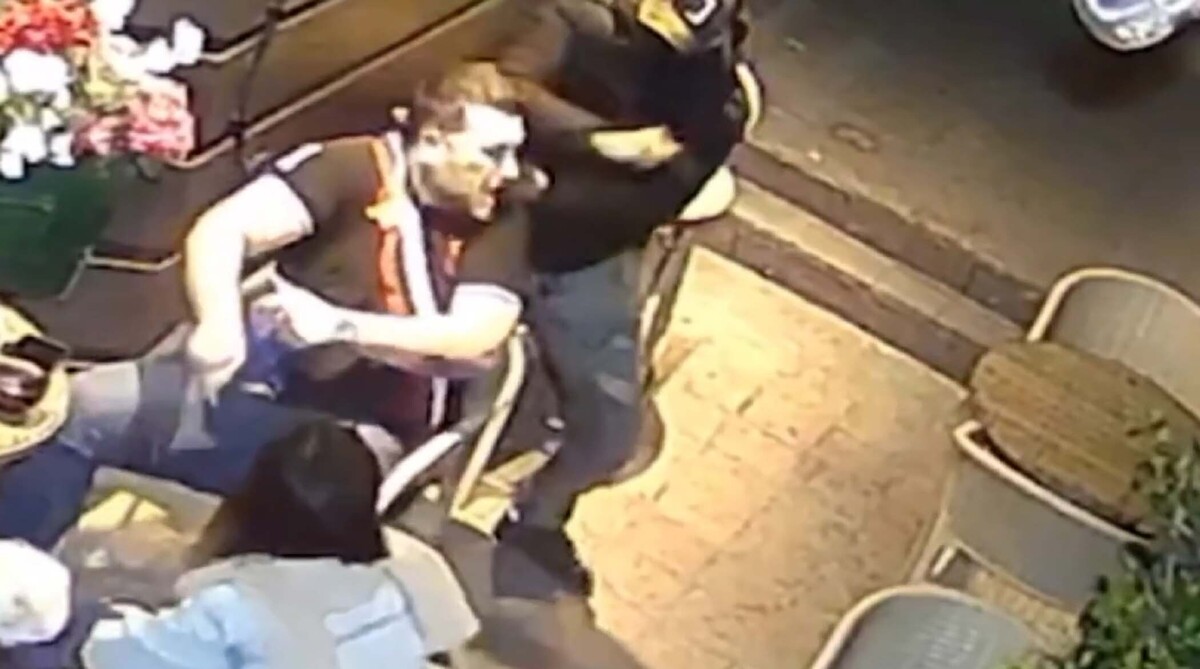 لحظه سرقت وحشیانه زنجیر طلا یک شهروند مقابل همسرش