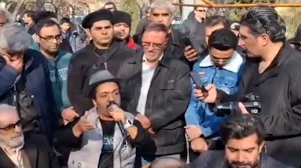 کنایه به مهران مدیری و سیامک انصاری در تشییع پیردوست