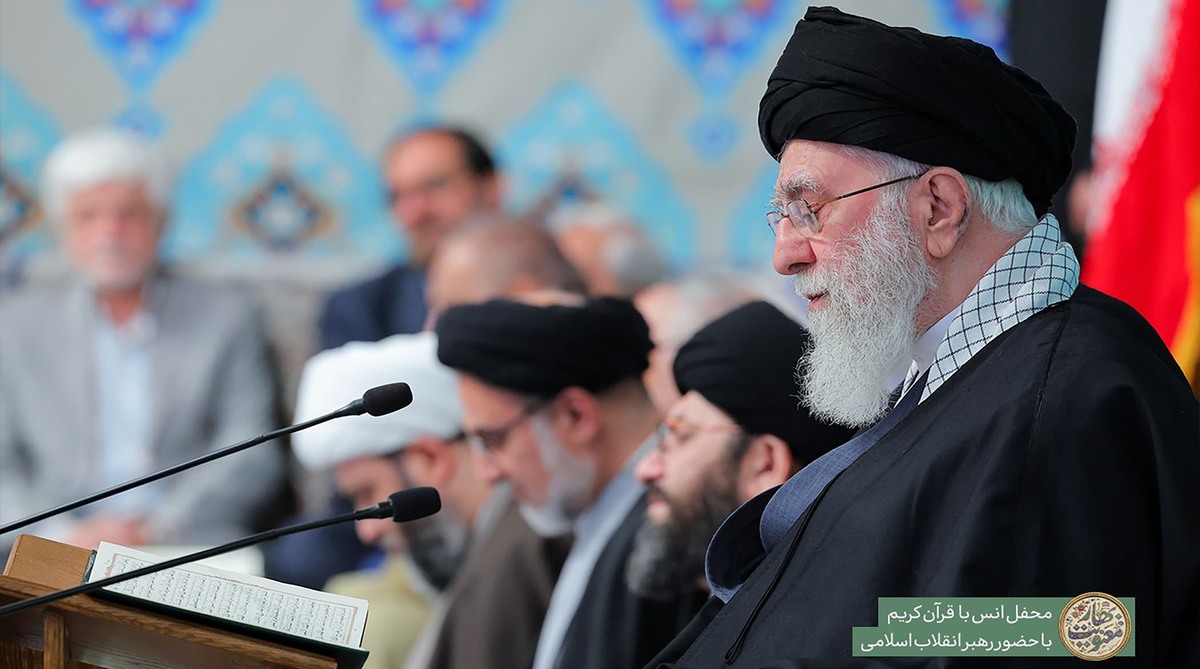 محفل قرآن با حضور رهبر انقلاب را ببینید