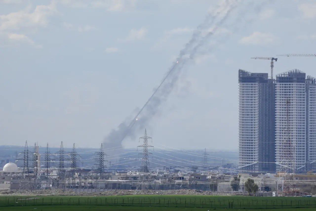 روز دهم/ ادامه جنگ حق و باطل و جنگ ظالم و مظلوم/ واکنش&zwnj;&zwj;&zwnj;ها به معرفی سومین رهبر جمهوری اسلامی ایران/ موج سی&zwnj;ام عملیات وعده صادق ۴ / به&zwnj;روز رسانی می&zwnj;شود