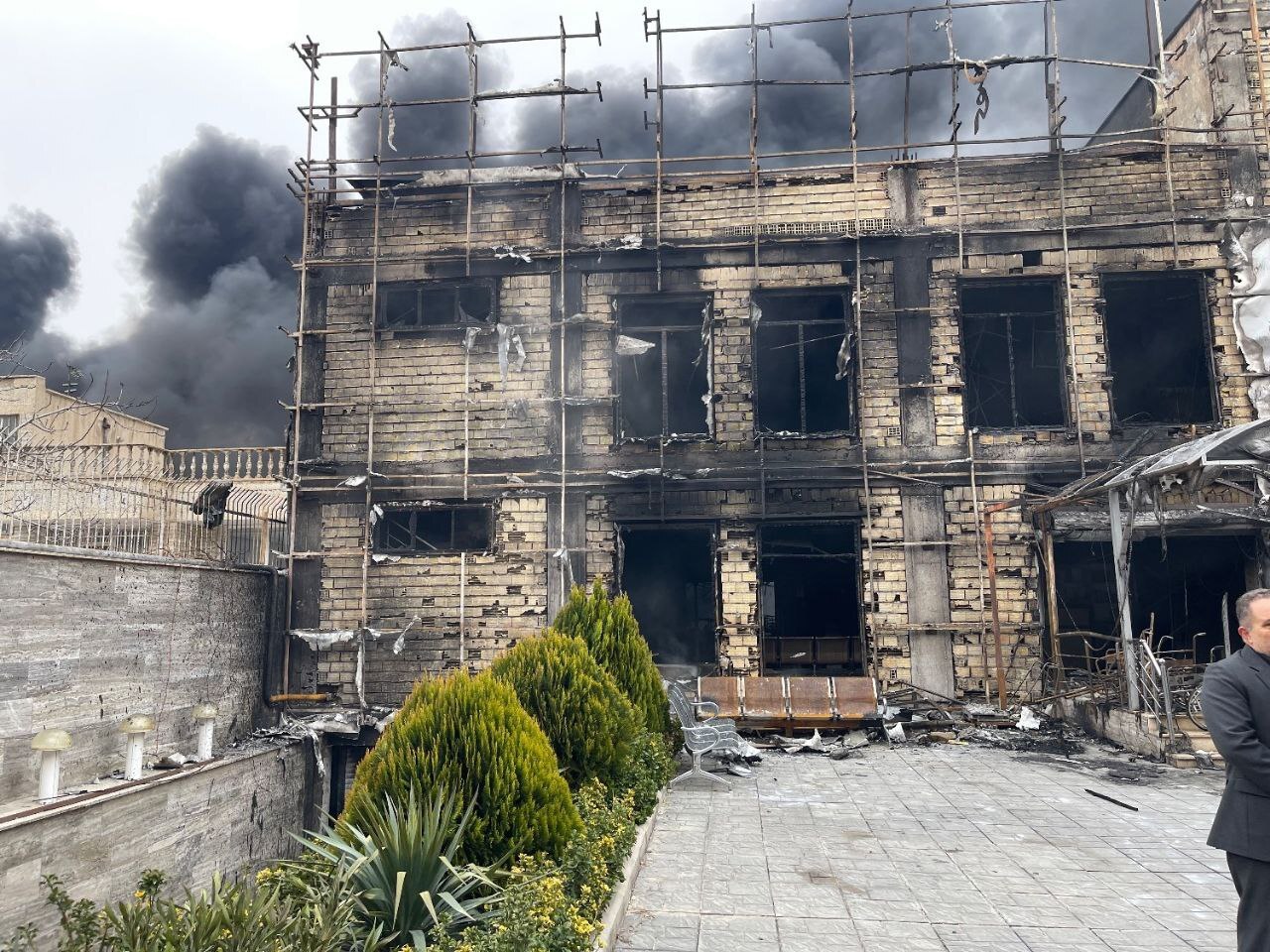 روز دهم/ ادامه جنگ حق و باطل و جنگ ظالم و مظلوم/ واکنش&zwnj;&zwj;&zwnj;ها به معرفی سومین رهبر جمهوری اسلامی ایران/ موج سی&zwnj;ام عملیات وعده صادق ۴ / به&zwnj;روز رسانی می&zwnj;شود