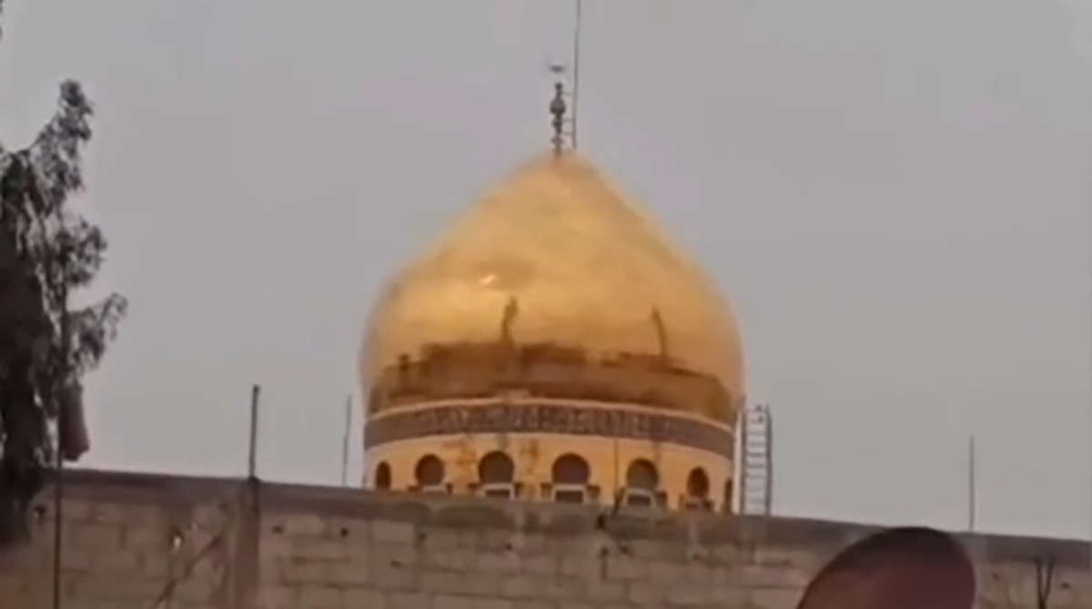 پایین کشیدن پرچم حرم حضرت زینب؛ پرچم بنی امیه را بالا می‌بریم!
