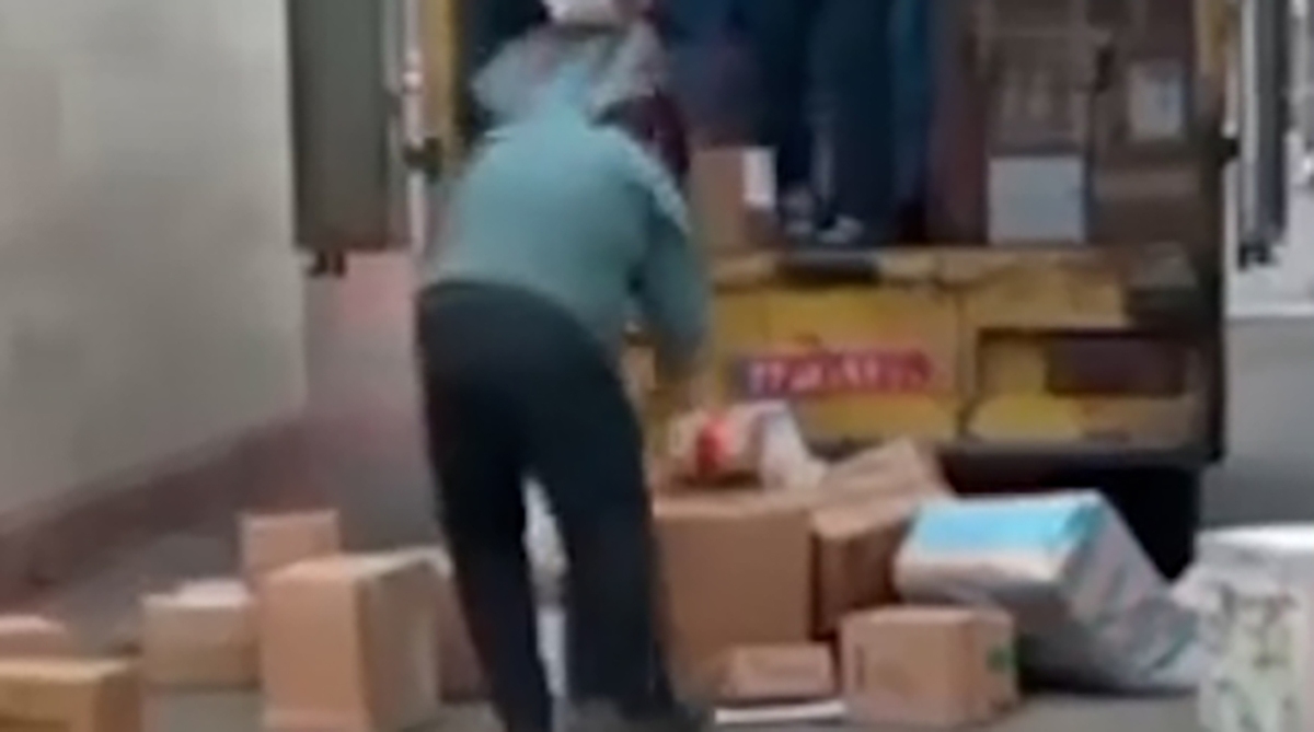 نحوه  وحشیانه تخلیه بار پستی مردم