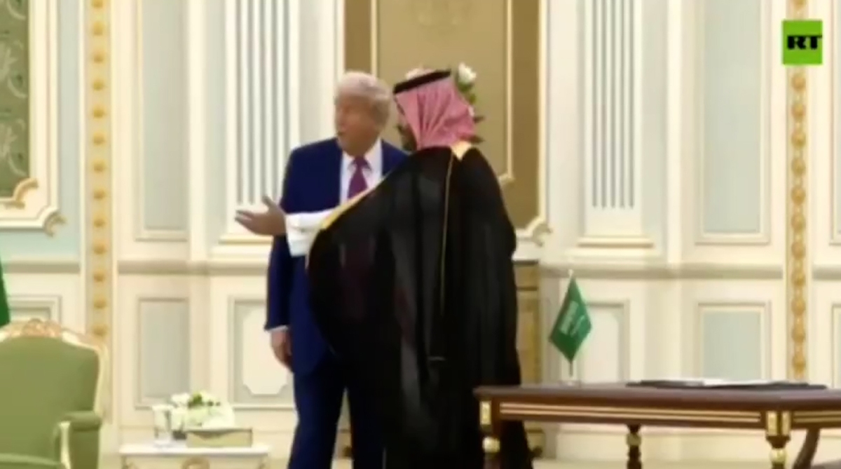 رفتار عجیب ترامپ در عربستان که با مداخله بن سلمان مواجه شد