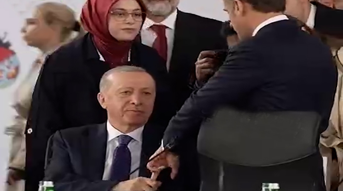 رفتار زشت اردوغان با مکرون رئیس جمهور فرانسه