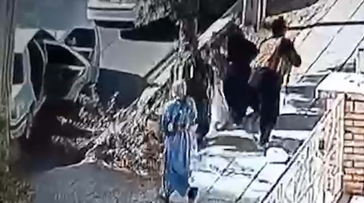 لحظه ربودن یک روحانی از جلوی حوزه علمیه