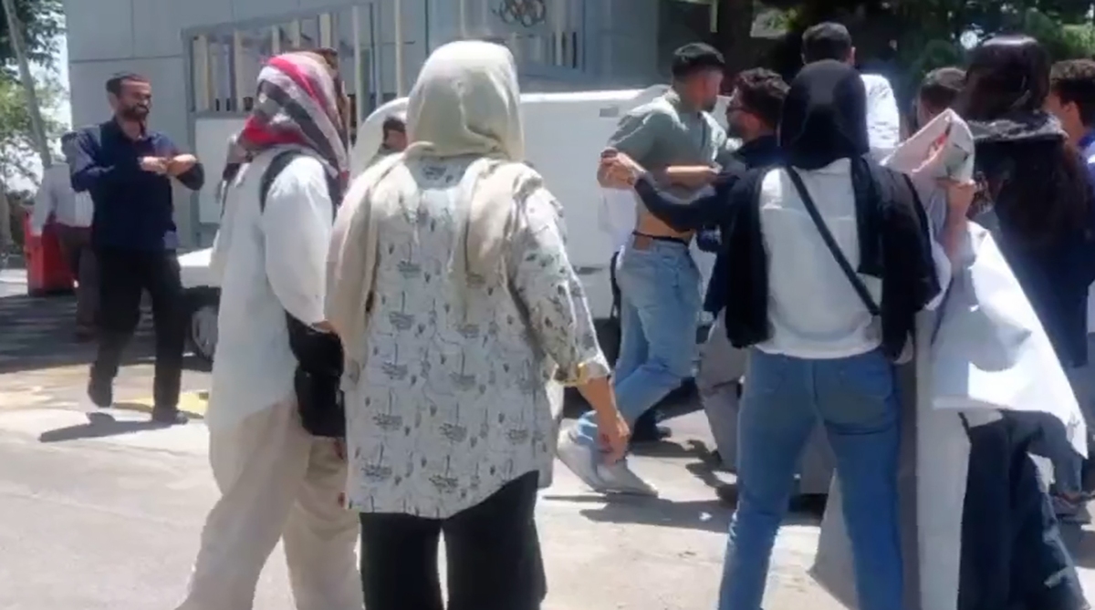 لحظات درگیری موافق و مخالفان احسان حدادی!