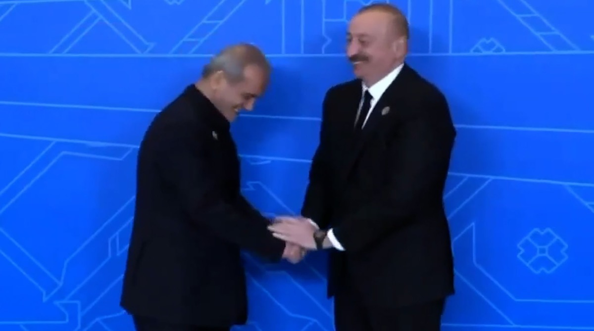 زبان بدن پزشکیان حین ملاقات با الهام علی‌اف در آذربایجان