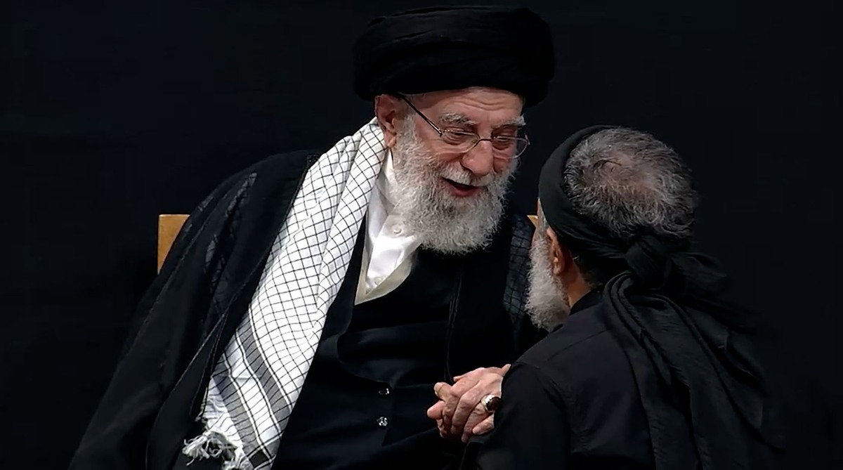 مکالمه رهبر انقلاب با حاج محمود کریمی برای خواندن «ای ایران» را ببینید