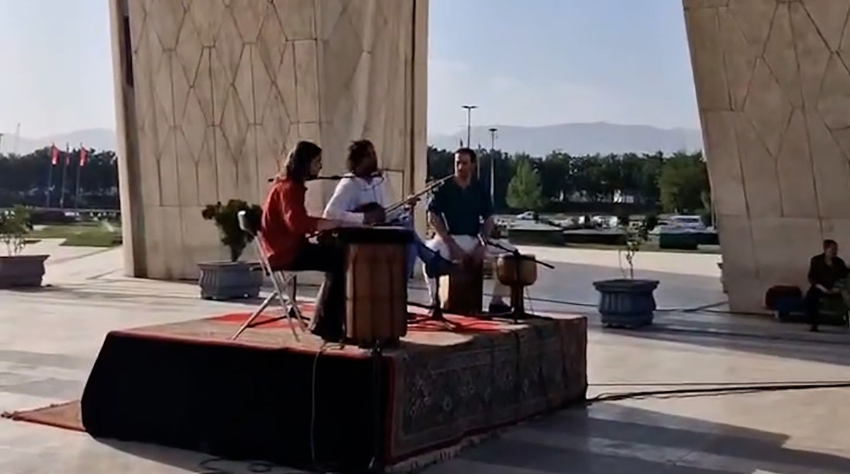 اجرای زنده علی قمصری در میدان آزادی تهران