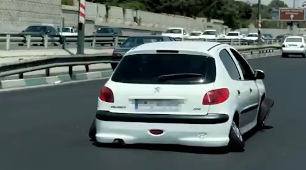حرکت عجیب راننده پژو 206 در خیابان‌های تهران