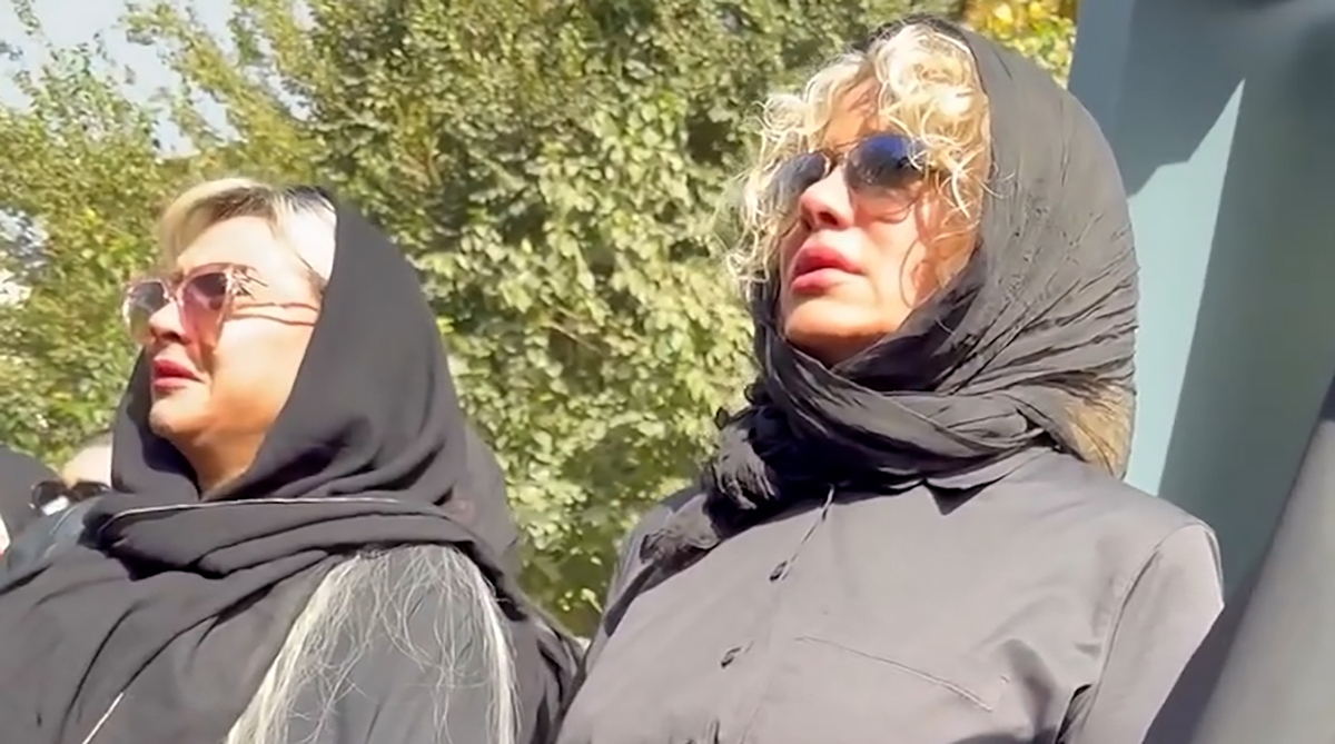 نماز خواندن و گریه‌ شراره رخام در خاکسپاری امید جهان