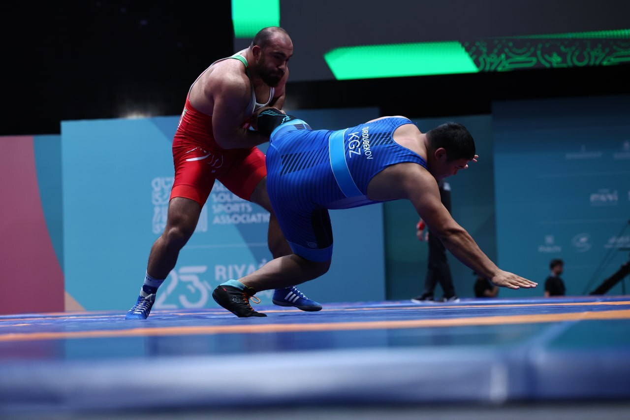 زنده از عربستان| شگفتی بزرگ در کشتی آزاد، شکست قاسم‌پور در اولین دیدار