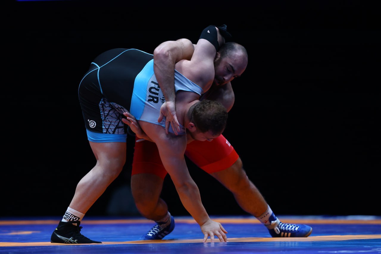 زنده از عربستان| شگفتی بزرگ در کشتی آزاد، شکست قاسم‌پور در اولین دیدار