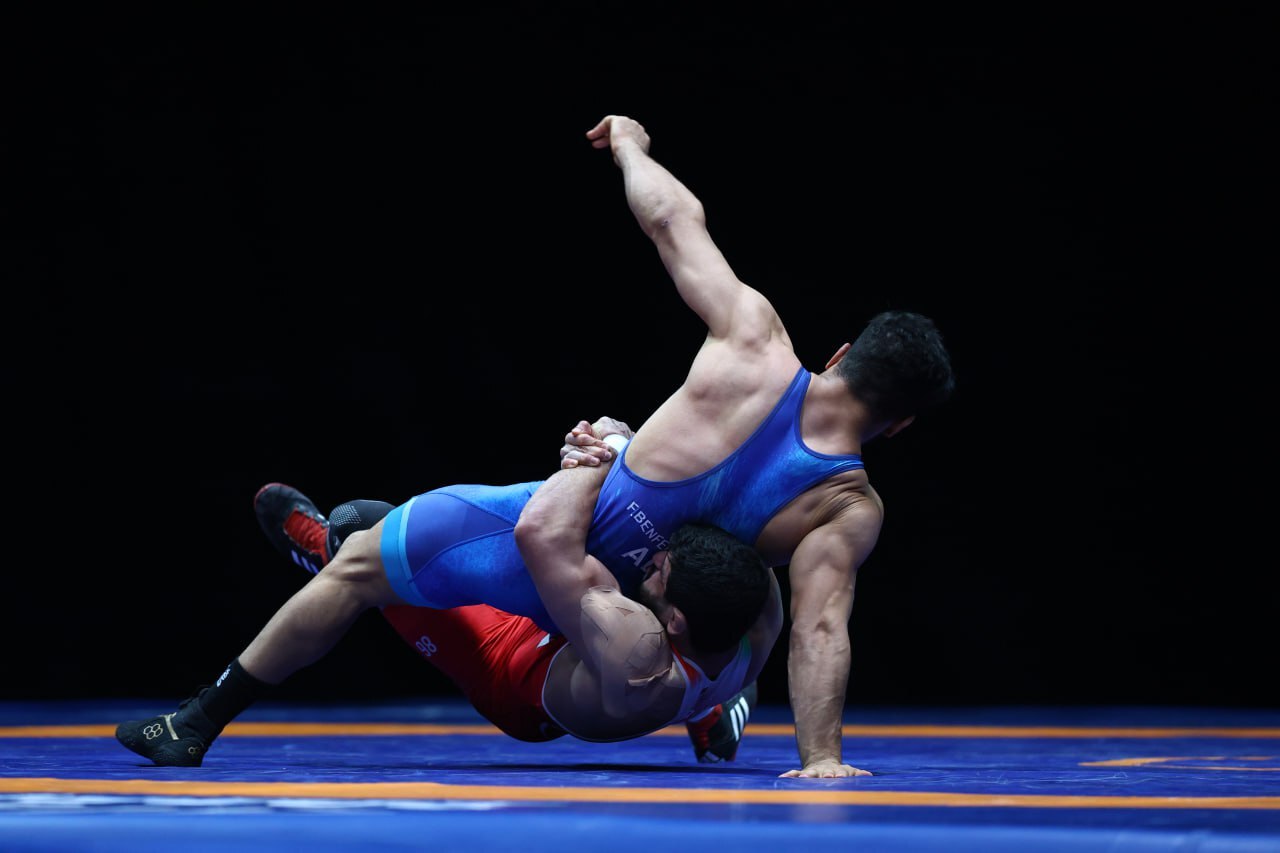 زنده از عربستان| شگفتی بزرگ در کشتی آزاد، شکست قاسم‌پور در اولین دیدار