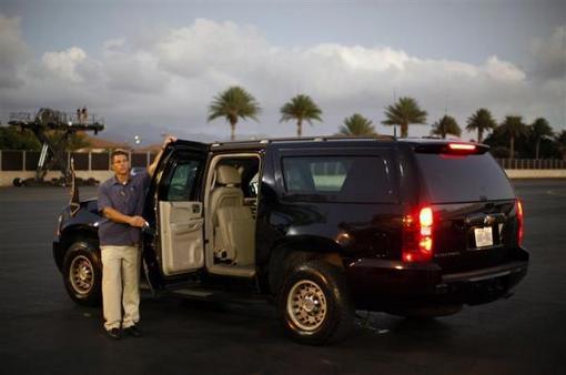23 دسامبر 2011: یکی از اعضای تیم محافظت از اوباما در یک دستگاه SUV را برای رئیس جمهور باز کرده است تا به محظ ورود اوباما به پایگاه هوایایی Hickam در هونولولو سوار آن شود. REUTERS/Jason Reed 