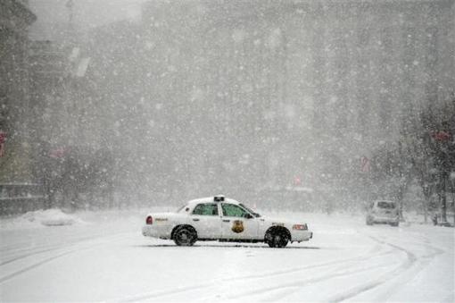 2 مارس 2009: خودروی تیم محافظت در محوطه بیرونی کاخ سفید وقتی اوباما در دفتر کارش مشغول است. REUTERS/Jason Reed 
