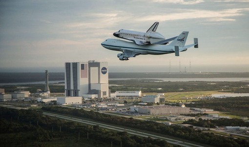 نوزدهم سپتامبر، تصویری که در آن علاوه بر اندیور و هواپیمای حاملش، ساختمان مرکز فضایی کندی در کیپ کاناورال هم مشاهده می شود. (Reuters/Robert Markowitz/NASA/Handout.)