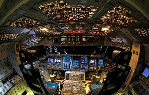 این تصویر در ششم آوریل سال جاری میلادی از داخل کابین خلبان شاتل اندور گرفته شده است؛ درست در زمانی که به رسانه های مختلف اجازه دادن تا در غالب یک تور به تماشایش بروند. (AP Photo/John Raoux)
