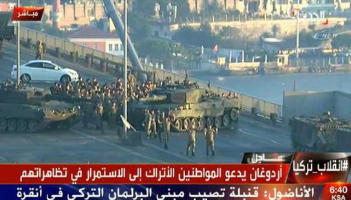 تسلیم شدن نظامیان کودتا در پل تنگه بوسفر در استانبول