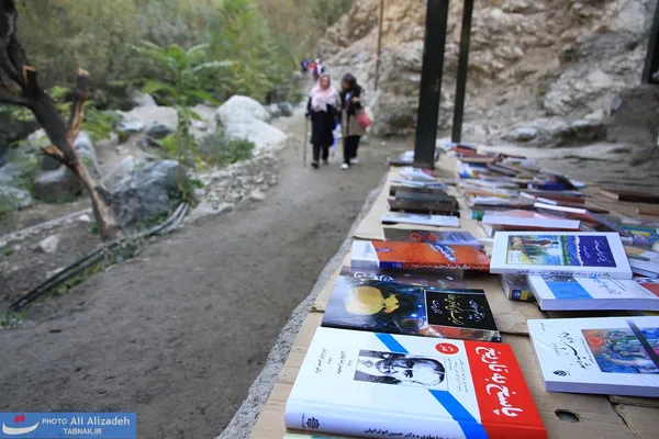 مینی نمایشگاه کتاب در مسیر کوهپیمایان علاقمند به کتابخوانی