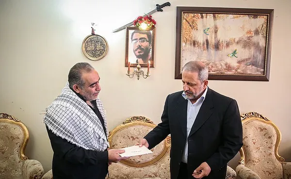 صبح امروز، سردار اسماعیل احمدی مقدم، با حضور در منزل شهید علی خلیلی، طلبه ناهی از منکر ضمن ابزار همدردی، با خانواده این شهید دیدار و گفت&zwnj;و&zwnj;گو کرد. /تسنیم
