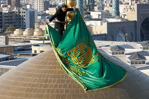 عکس: آیین تعویض پرچم و پوش ضریح مطهر امام رضا (ع) همزمان با حلول ماه ربیع‌الاول
