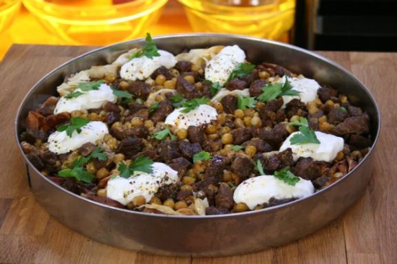 خوراک Ramazan Kebabi: این خوراک از گوشت بره به همراه پیاز، ماست و نان پیتا تشکیل شده و جزو خوراکی‌های وعده افطار در کشور ترکیه است.