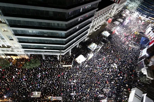 گردهمایی بزرگ طرفداران حزب سیریزا در آتن. نتایج نظرسنجی&zwnj;ها&zwnj;ی منتشره &zwnj;روز جمعه در یونان، نشان داد محبوبیت حزب &laquo;سیریزا&raquo; ـ که مهم&zwnj;ترین حزب مخالف دولت این کشور شمرده می&zwnj;شود ـ از حزب حاکم &laquo;محافظه کار&raquo; همچنان بیشتر است. نتایج دو نظرسنجی جدید نشان داد، حزب &zwnj;سیریزا&zwnj; که مخالف کمک&zwnj;های اقتصادی بین&zwnj;المللی به یونان است، در انتخابات ۳۲ و نه دهم درصد از آرا&zwnj; را از آن خود خواهد کرد&zwnj;. این در حالی است که حزب &laquo;دموکراسی نو&raquo; متعلق به آنتونیس ساماراس نخست وزیر یونان در این انتخابات، &zwnj;۲۶ و سه دهم درصد از آراء را کسب خواهد کرد. بدین ترتیب، محبوبیت حزب سیریزا از حزب حاکم شش و شش دهم درصد بیشتر است. /REUTERS