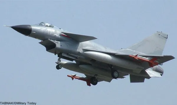 Nr.10 Chengdu J-10 (China).چنگدو جی-۱۰ یک هواپیمای جنگنده چندمنظوره است که توسط شرکت چنگدوی چین برای ارتش چین طراحی و تولید شده است. این هواپیما، که در غرب به نام &laquo;اژدهای نیرومند&raquo; معروف است، می&zwnj;تواند به طور هم&zwnj;زمان به عنوان یک جنگنده و یک بمب&zwnj;افکن سبک ایفای نقش کند. این هواپیما برای اجرای عملیات در هرگونه شرایط آب و هوایی در شب و روز طراحی شده است.طراحی این هواپیما در اواخر دهه ۱۹۸۰ به عنوان پاسخی به دو جنگنده میگ-۲۹ و سوخو-۲۷ شوروی آغاز شد. جی-۱۰ در سال ۱۹۹۸ اولین پرواز خود را انجام داد و تولید انبوه آن از سال ۲۰۰۲ آغاز شد. پاکستان هم سفارش ۱۵۰ فروند از این جنگنده را داده است که ۳۶ فروند نخست در سال ۲۰۱۲ تحویل شد.بهای هر فروند بیش از ۴۰ میلیون دلار