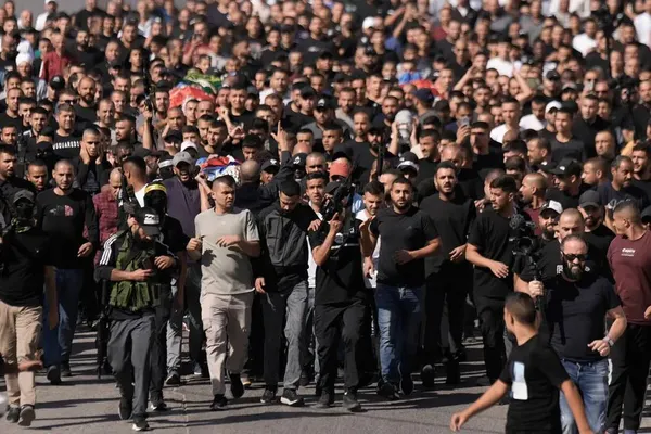 تولکرم، کرانه باختری
فلسطینی&zwnj;ها در مراسم تشییع جنازه چهار رزمنده که روز گذشته توسط اسرائیل در اردوگاه آوارگان تولکرم شهید شدند.