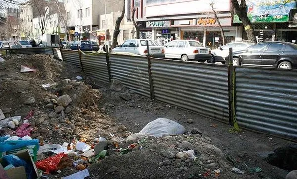 اين روزها در اکثر خيابان هاي تهران شاهد تعطيلي پروژه هاي نيمه تمام شبکه فاضلاب شهري هستيم، کمبود منابع مالي، علت کندي عمليات تکميل شبکه فاضلاب تهران است، اما؛ اتفاق جديد روي داده و آن سد معبري جديد براي شهروندان تهراني است./Moj 
