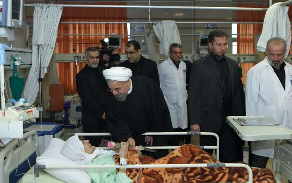 حجت الاسلام حسن روحانی رییس جمهوری صبح یکشنبه در سالروز رحلت حضرت محمد (ص) و شهادت امام حسن مجتبی (ع) از بیماران بستری در بیمارستان بهارلو عیادت کرد./IRNA
