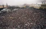 20 ژانویه 1991/مسکو
تجمع 100,000 نفری مردم در برابر کاخ کرملین در مسکو و تقاضا برای استعفای گورباچف، تظاهر کنندگان به خشونت های ارتش شوروی در لیتوانی هم اعتراض داشتند. لیتوانی نخستین کشور از کشورهای اتحاد جماهیر شوروی بود که در مارس 1990 اعلام استقلال کرد.
