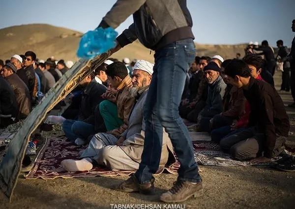 در صبح روز عید و قبل از اذان صبح ،مردم روستا پس از دوش گرفتن و پوشیدن لباس های نو ، برای نماز صبح به مسجد روستا می روند و آخوند مسجد ، در مورد عید قربان و مستحبات و واجبات آن برای مردم روستا توضیح می دهند.