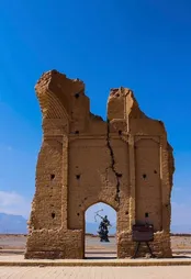 مجسمه آرش کمانگیر در نزدیکی دروازه باستانی فرافر، سریزد