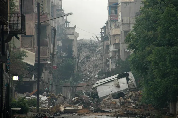 روز جمعه سایه شوم تکفیری ها از حمص زدوده شد. تکفیری های سوریه (سه&zwnj;شنبه گذشته) براساس توافقی که با دولت سوریه کرده&zwnj;اند، از مناطق حمص عقب&zwnj;نشینی نمودند. اگر این توافقنامه کاملاً اجرا شود، تنها منطقه "الوعد" خواهد بود که تحت کنترل تروریست ها باقی خواهد ماند.اولین توافقنامه آتش&zwnj;بس در حمص حدود دو ماه پیش اجرا شد و در حال حاضر و ظرف سه روز گذشته اجرای توافقنامه آتش بس مجدد در حمص و خروج تکفیری&zwnj;ها از این منطقه آغاز گردید/NBC