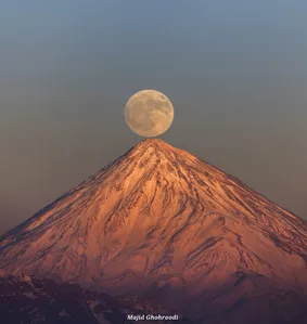 عکس: تصویر زیبا از شکار لحظه بوسه دماوند بر ماه