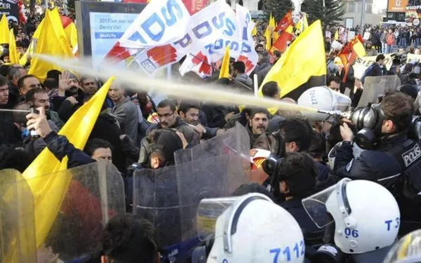 استفاده از گاز اشک&zwnj;آور توسط پلیس برای پراکندن &zwnj;معلمان معترض در برابر سیاست&zwnj;های آموزش و پرورش توسط حزب حاکم عدالت و توسعه (AKP)  در مرکز آنکارا