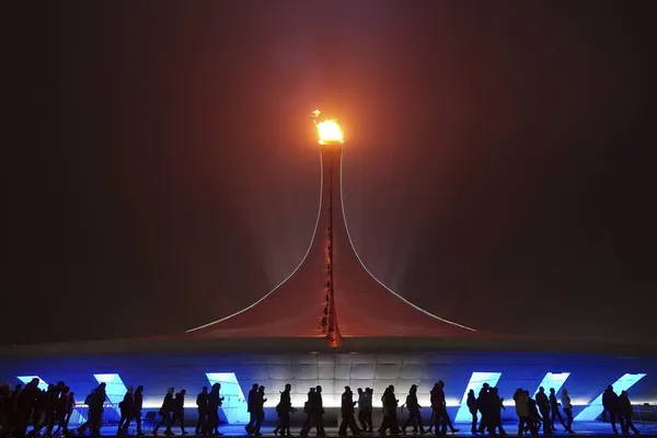 مشعل المپیک و گذر رهگذران از زیر مشعل در پارک المپیک سوچی