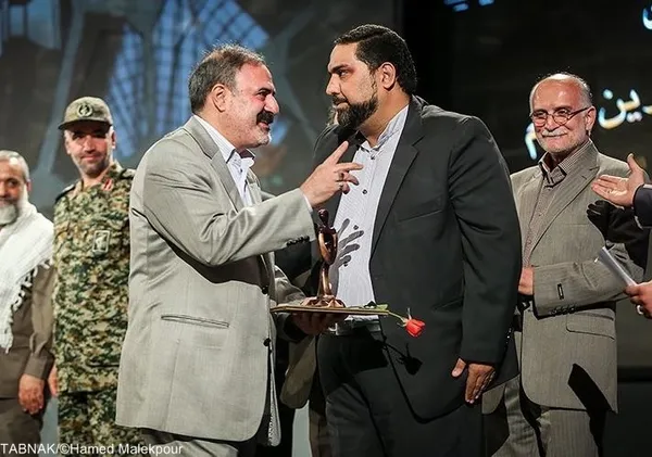 اهدای جایزه بهترین فیلم سیزدهمین جشنواره بین المللی فیلم مقاومت به محمدرضا جعفری جلوه مدیرعامل بنیاد سینمایی فارابی سرمایه گذار اصلی فیلم چ