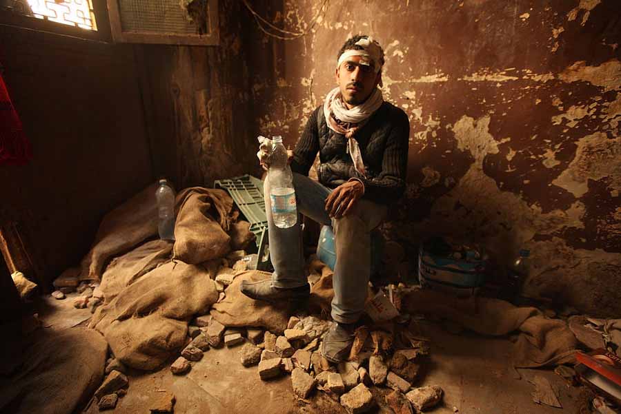 3 فوریه 2011/ یکی از معترضان مصری که در جریان یک راهپیمایی اعتراضی در قاهره مجروح شده/ Photo by Peter Macdiarmid/Getty Images