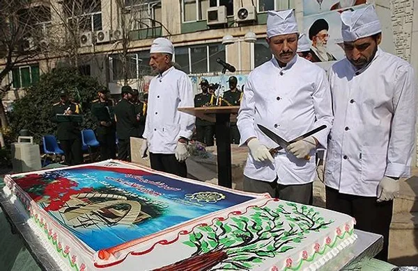مراسم توزیع کیک ۱۰۰ کیلویی به مناسبت گرامیداشت پیروزی انقلاب اسلامی صبح یکشنبه در دانشگاه امیرکبیر برگزار شد./FNA
