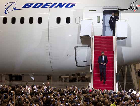 باراک اوباما در حال پایین امدن از پله های یک بوئینگ 787  Dreamliner در 