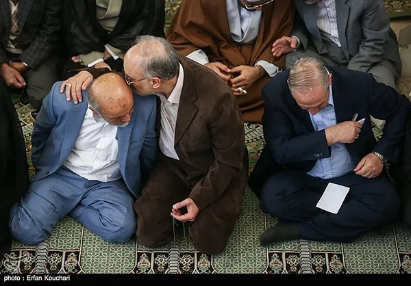 از راست :رحیم صفوی, علی اکبر صالحی و محمدحسن طریقت منفرد در نماز جمعه تهران