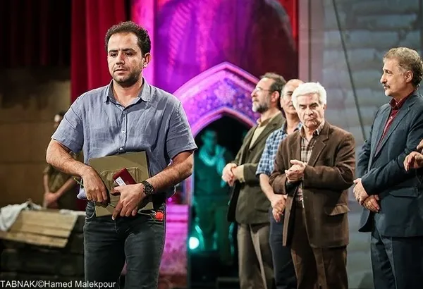 اهدای دیپلم افتخار بهترین کارگردانی سیزدهمین جشنواره بین المللی فیلم مقاومت به احسان عبدی پور کارگردان فیلم تنهای تنهای تنها