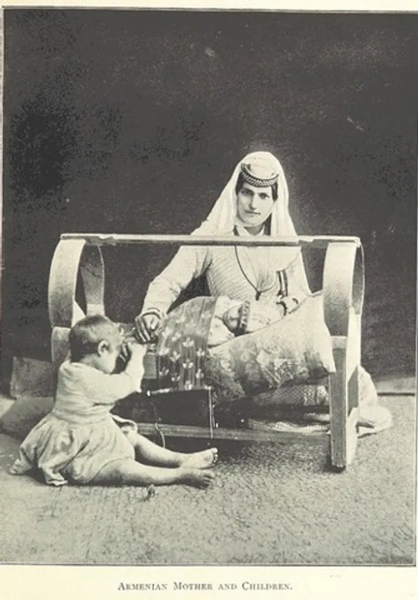 زن ارمنی و کودکش