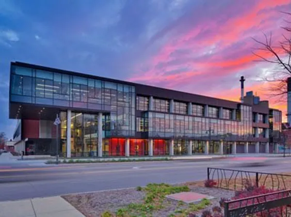 دانشگاه "آیووا"(UNIVERSITY OF IOWA)

دانشگاه "آیووا" در ایالت "آیووا" واقع شده است. مرکز تفریحی و سرگرمی این دانشگاه در سال ۲۰۱۰ آغاز به کار کرده است و دارای زمین بسکتبال و والیبال است.

از دیگر امکانات این مرکز می&zwnj;توان به وجود یک استخر نیز اشاره کرد.