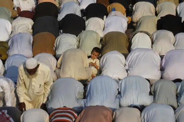 پسر ایستاده در میان صفوف طرفداران حزب مذهبی جماعت اسلامی پاکستان 